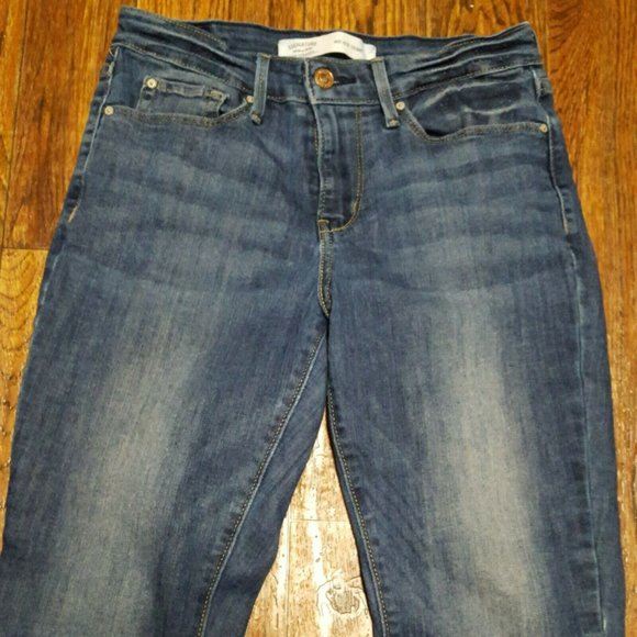 Levis Signature Jeans Sz 4 Medium Womens Mid Rise Skinny Med Wash - Picture 3 of 9